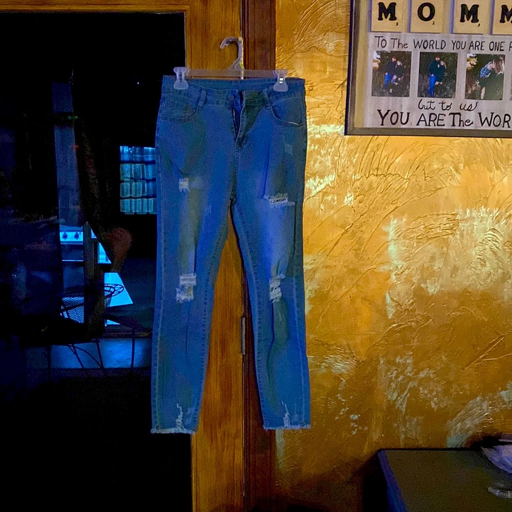 Distressed tapering woman’s jeans